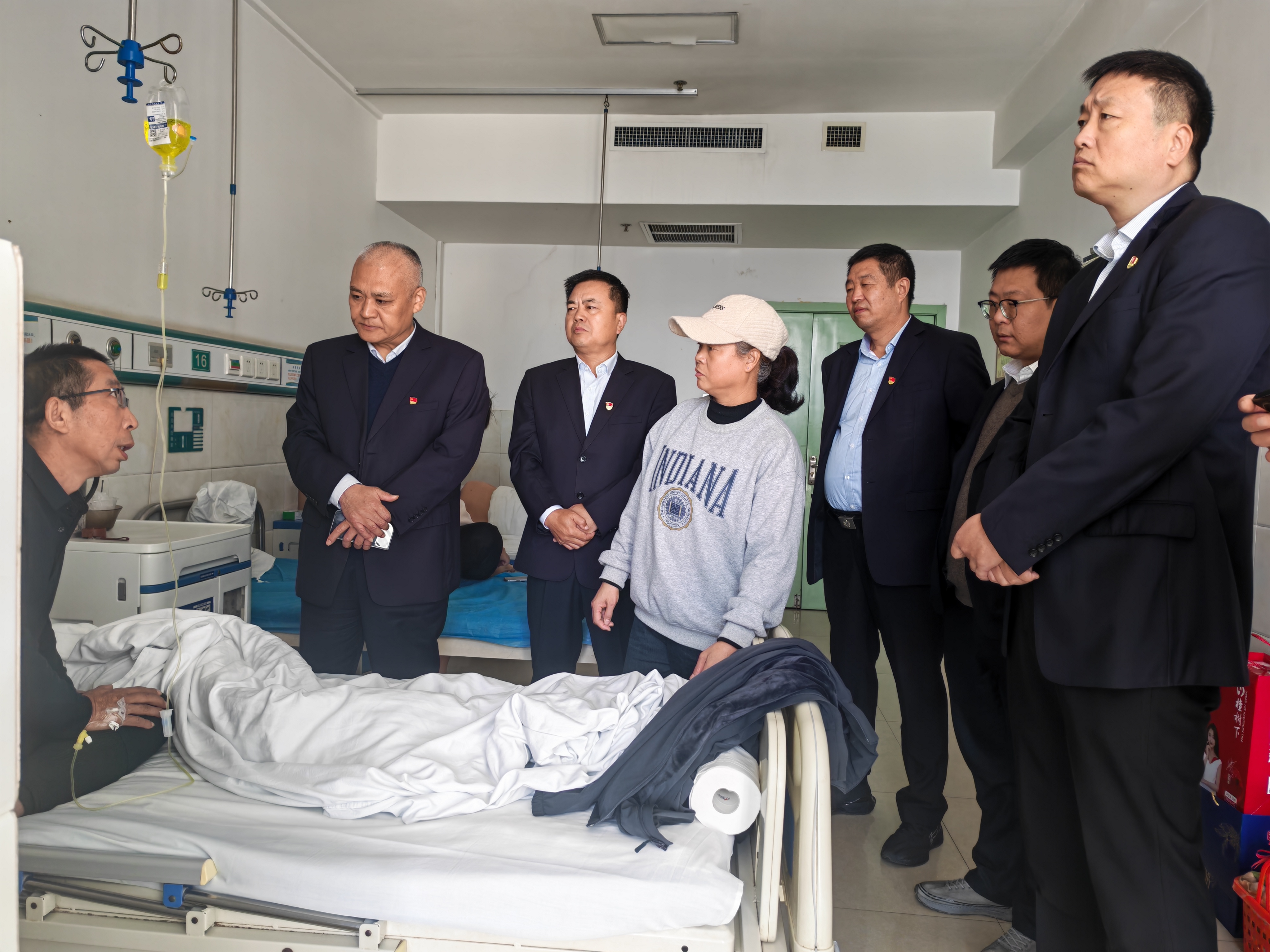 心系一線暖人心 —— 公司領(lǐng)導(dǎo)赴醫(yī)院看望因公受傷隊(duì)員